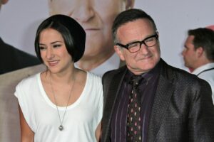 Zelda Williams e Robin Williams posam juntos em evento de tapete vermelho.