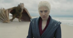 A Casa do Dragão confirma 4ª temporada pela HBO; veja detalhes Rhaenyra Targaryen caminha na praia enquanto seu dragão aparece ao fundo em cena de A Casa do Dragão