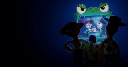 Cena em que Woody, Buzz Lightyear e Jessie observam uma tela com a própria turma em destaque no universo de Toy Story.