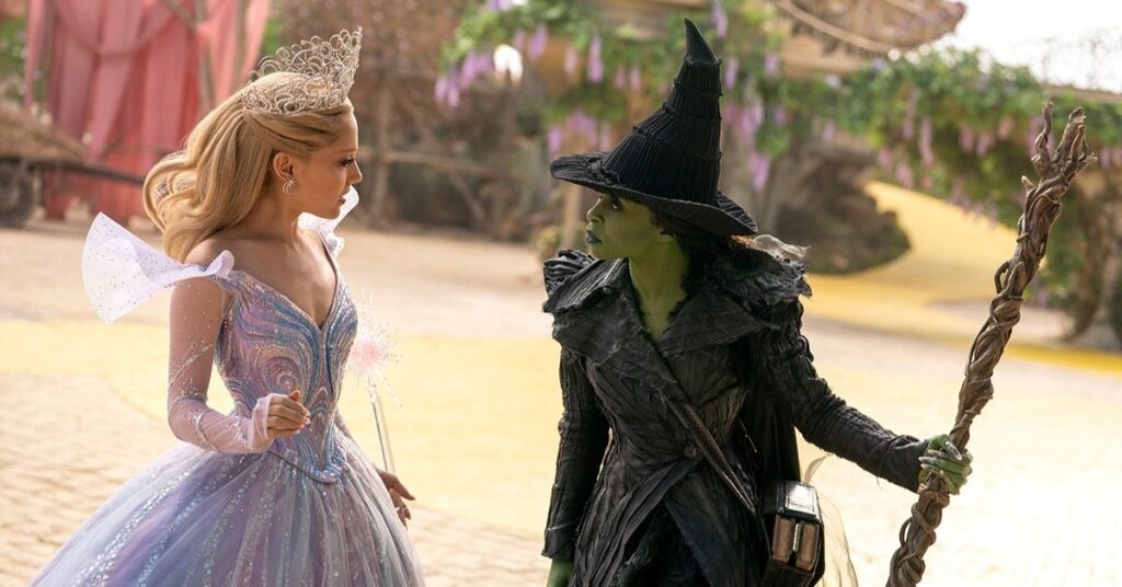 Estúdio planeja expansão de Wicked após recorde de bilheteria; entenda Glinda e Elphaba se encaram em cena de Wicked: Parte 2 sobre a estrada de tijolos amarelos, um dos lançamentos da cinema