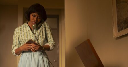 Charlotte Hanlon, vivida por Taylour Paige, aparece ao telefone em cena de IT: Bem-vindos a Derry, da HBO Max.