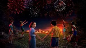 Stranger Things: Netflix libera primeiros 5 minutos da última temporada; assista Elenco de Stranger Things observa fogos de artifício no céu durante a noite em cena ambientada na cidade de Hawkins.