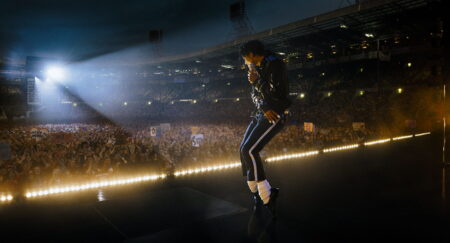 Jaafar Jackson encena um dos shows de Michael Jackson diante de um estádio lotado na cinebiografia Michael.