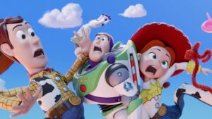 Woody ganha novo visual em Toy Story 5; veja imagens inéditas Personagens animados de Toy Story em ambiente colorido.