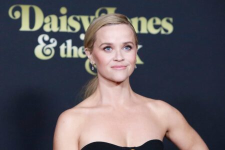 Reese Witherspoon lamenta fim das comédias românticas: ‘Ensinavam sobre amor’ Reese Witherspoon em evento de gala, usando vestido preto tomara que caia.