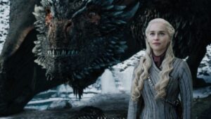 Emilia Clark como Daenerys Targaryen em Game Of Thrones, uma das séries da lista de melhores séries da HBO Max
