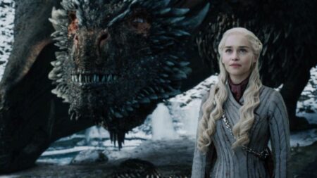 Emilia Clark como Daenerys Targaryen em Game Of Thrones, uma das séries da lista de melhores séries da HBO Max