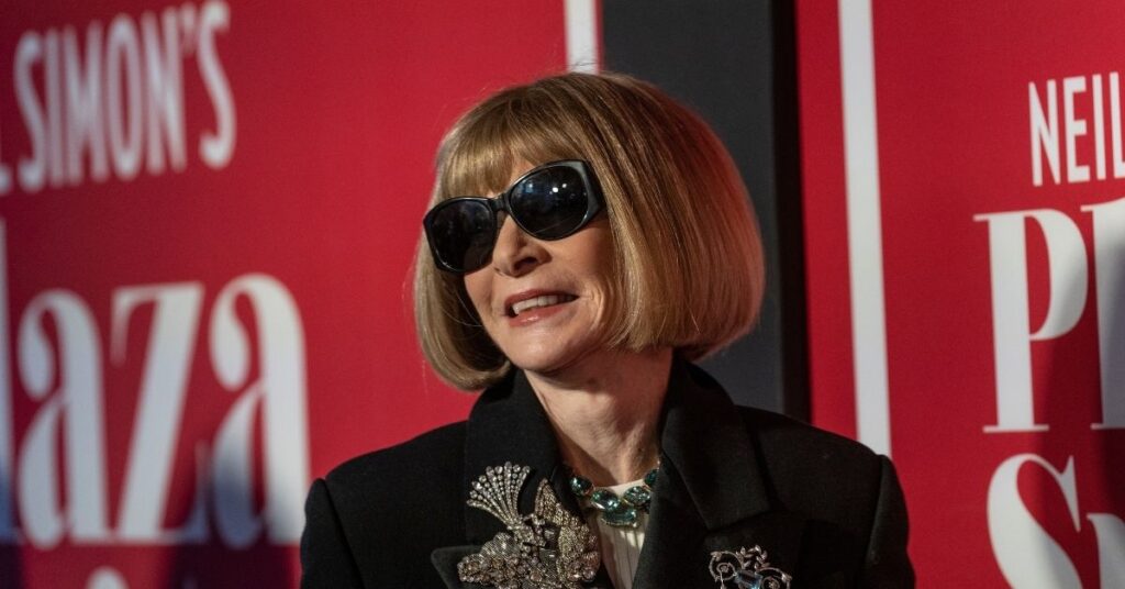 Anna Wintour comenta impacto de O Diabo Veste Prada e surpreende fãs; confira Anna Wintour posa de óculos escuros em evento, usando blazer preto e colar turquesa.
