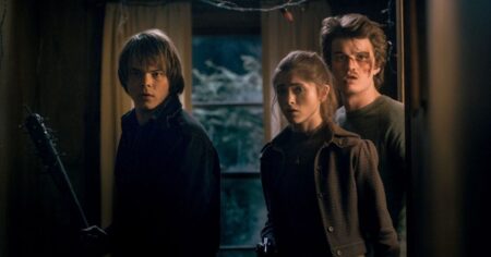 Nancy, Jonathan e Steve observam algo assustador em cena de Stranger Things
