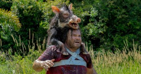 Cena de personagem em situação de perigo na floresta em imagem de Anaconda, um dos lançamentos da semana nos cinemas