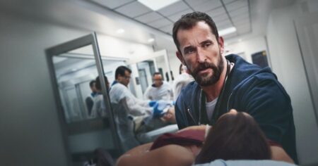 As 10 séries mais bem avaliadas de 2025: o que dizem crítica e público Cena de The Pitt mostra médico atento ao lado de uma paciente em maca dentro de um hospital, enquanto equipe médica atua ao fundo, considerada uma das melhores séries de 2025