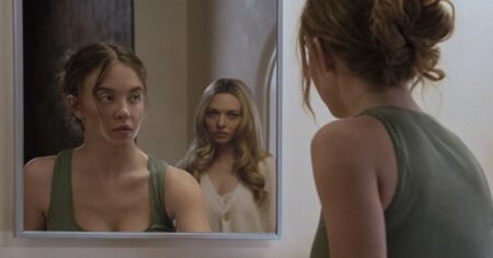 Cena de suspense com duas mulheres refletidas no espelho em imagem do filme A empregada, um dos lançamentos da semana nos cinemas