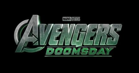 Vingadores: Doutor Destino pode trazer de volta personagem polêmico do MCU Logotipo oficial de Vingadores: Doutor Destino com visual metálico verde sobre fundo preto, divulgado pela Marvel Studios