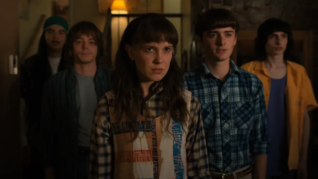 Eleven aparece em primeiro plano enquanto Mike, Will, Jonathan e Argyle estão atrás dela em uma cena da 4ª temporada de Stranger Things.