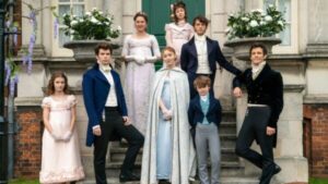 Elenco principal de Bridgerton em frente a uma mansão da era regencial, com os irmãos e personagens centrais em trajes de época, imagem promocional para quem busca Bridgerton temporada 4 na Netflix