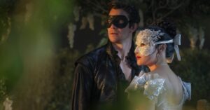 Bridgerton 4ª temporada: o que muda do livro para a série? Veja 5 diferenças Benedict Bridgerton e Sophie aparecem mascarados em cena da Bridgerton 4ª temporada, usando figurinos de época em um baile noturno cercado por vegetação e luz suave