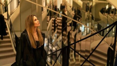 Angelina Jolie interpreta paciente com câncer em memória da mãe; saiba mais Angelina Jolie aceita viver paciente com câncer em memória da mãe