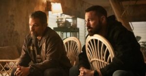 Dinheiro Suspeito ganha trailer intenso com Matt Damon e Ben Affleck; confira Matt Damon e Ben Affleck em cena de Dinheiro Suspeito, novo filme de ação da Netflix ambientado em Miami