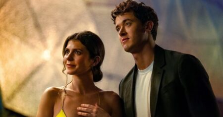 Cena romântica com casal em evento noturno em imagem do filme De férias com você, um dos lançamentos da semana no streaming