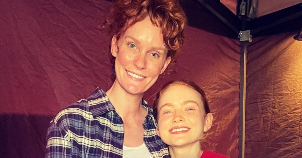Atriz de Stranger Things questiona ausência de personagem na temporada final Jennifer Marshall ao lado de Sadie Sink em registro de bastidores de Stranger Things