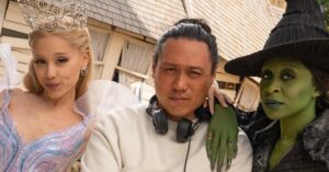 Ariana Grande defende colegas de Wicked após ausências em premiações; entenda Ariana Grande ao lado do diretor Jon M. Chu e de Cynthia Erivo caracterizada como Elphaba nos bastidores de Wicked: Parte 2