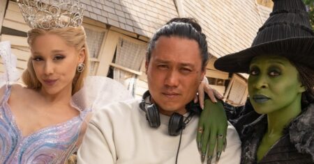 Ariana Grande ao lado do diretor Jon M. Chu e de Cynthia Erivo caracterizada como Elphaba nos bastidores de Wicked: Parte 2