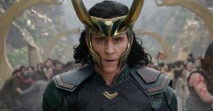 Ator de Loki revela vilão da DC que inspirou sua atuação; saiba qual Ator Tom Hiddleston caracterizado como Loki, usando traje verde e dourado, em cena épica do universo Marvel