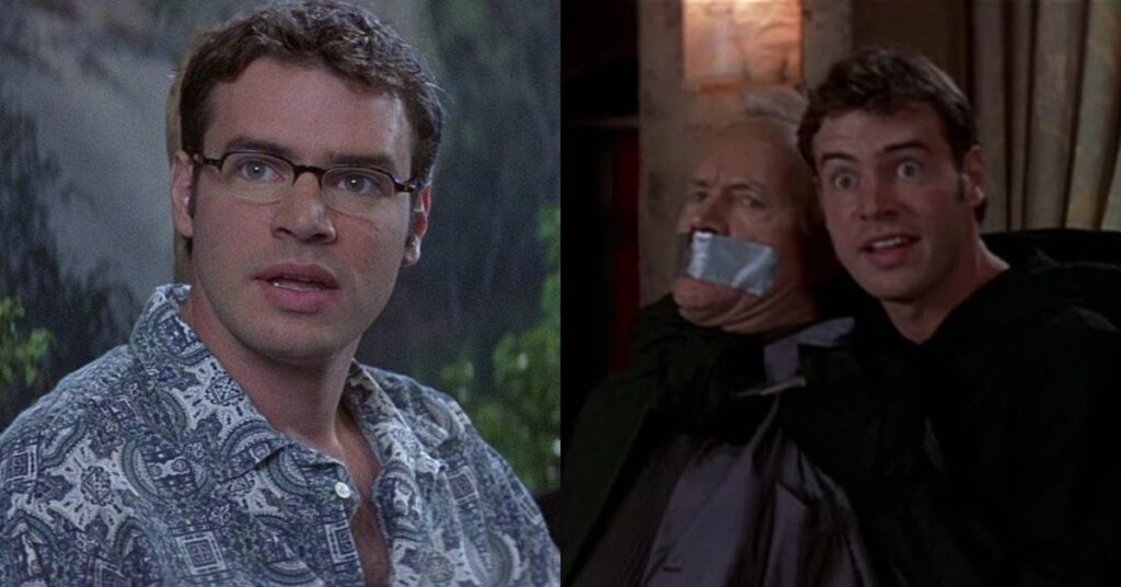 Scott Foley comenta retorno como Roman Bridger em Pânico 7; confira Scott Foley em duas cenas como Roman Bridger, vilão de Pânico 3, à esquerda com óculos e camisa estampada e à direita segurando uma vítima durante revelação final do personagem