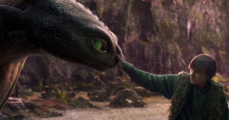 Como Treinar o Seu Dragão 2 inicia filmagens do live-action; veja a 1ª imagem Soluço estende a mão e toca o focinho do dragão Banguela em cena do live-action Como Treinar o Seu Dragão 2