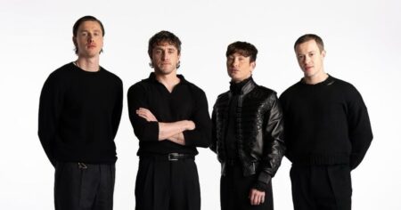 Atores Paul Mescal, Harris Dickinson, Barry Keoghan e Joseph Quinn caracterizados como os Beatles em imagem promocional do filme
