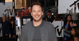 Chris Pratt sorri ao posar para fotógrafos durante evento da MTV em Hollywood