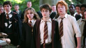 Astro de Harry Potter afirma que não quer voltar a franquia: ‘cansado desse assunto’ Estudantes de Hogwarts, incluindo Harry, Hermione e Rony, aparecem lado a lado com expressões de surpresa em cena clássica da franquia Harry Potter, usando uniformes escolares e gravatas da Grifinória