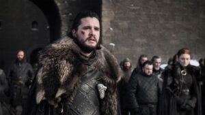 Jon Snow interpretado por Kit Harington em cena de Game of Thrones, usando capa de pele e armadura diante da Patrulha da Noite, em imagem relacionada a game of thrones assistir online na HBO Max.