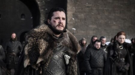Jon Snow interpretado por Kit Harington em cena de Game of Thrones, usando capa de pele e armadura diante da Patrulha da Noite, em imagem relacionada a game of thrones assistir online na HBO Max.