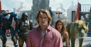 Nicholas Galitzine como Príncipe Adam em cena do filme He-Man e os Mestres do Universo ao lado de outros personagens em Eternia