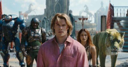 Nicholas Galitzine como Príncipe Adam em cena do filme He-Man e os Mestres do Universo ao lado de outros personagens em Eternia