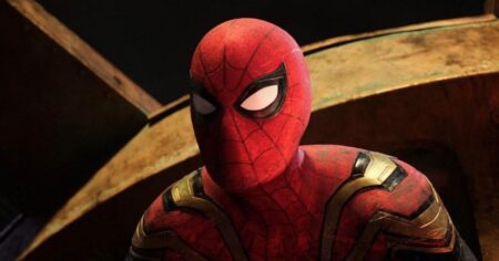 Homem-Aranha com traje vermelho e azul em cena de filme da Marvel Studios, personagem interpretado por Tom Holland