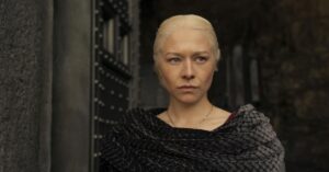 House of the Dragon 3ª temporada antecipa guerra intensa na Casa do Dragão; veja o trailer Rhaenyra Targaryen (Emma D’Arcy) com cabelo platinado preso, expressão séria e manto escuro, em cena do trailer da 3ª temporada de House of the Dragon