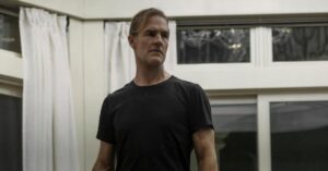 James Van Der Beek se despede das telas em filme póstumo; veja James Van Der Beek em cena do thriller The Gates dentro de uma casa com camiseta preta
