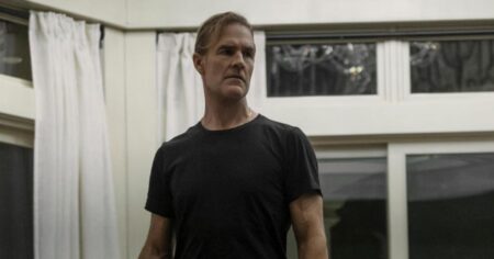 James Van Der Beek se despede das telas em filme póstumo; veja James Van Der Beek em cena do thriller The Gates dentro de uma casa com camiseta preta