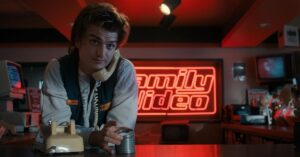 Joe Keery em cena da série Stranger Things, ator citado em rumores sobre papel no MCU