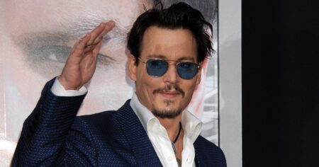 Johnny Depp escolhe papel de redenção para voltar a Hollywood; saiba mais Johnny Depp acena para fotógrafos durante première de filme em evento internacional