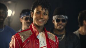 Michael | Cinebiografia ganha nova imagem de Jaafar Jackson como o Rei do Pop; confira Jaafar Jackson, sobrinho de Michael Jackson usando a jaqueta vermelha de Beat It em cena da biografia do Rei do Pop