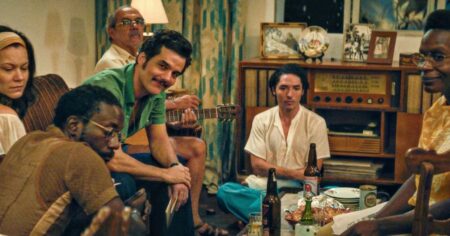 O Agente Secreto vence no Spirit Awards e anima campanha pelo Oscar Cena do filme O Agente Secreto dirigido por Kleber Mendonça Filho