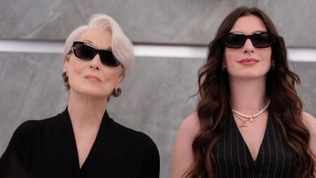 Meryl Streep e Anne Hathaway como Miranda Priestly e Andy Sachs em O Diabo Veste Prada 2, usando roupas pretas elegantes e óculos escuros.
