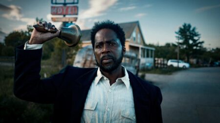 Origem | 4ª temporada ganha teaser e data de estreia; confira Harold Perrineau segura um sino em frente a um motel de estrada em cena da série Origem, destacando o clima de mistério da 4ª temporada.