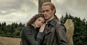 Claire e Jamie em cena da 8ª temporada de Outlander no Disney+ em Fraser’s Ridge