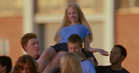 Rachel McAdams quase perdeu papel em Meninas Malvadas por ser ‘velha demais’ Rachel McAdams caracterizada como Regina George sendo carregada por colegas em cena de comédia adolescente