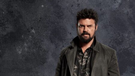 Close do ator Karl Urban caracterizado como Billy Butcher em pôster promocional da 5ª temporada de The Boys, com expressão séria diante de fundo escuro texturizado.
