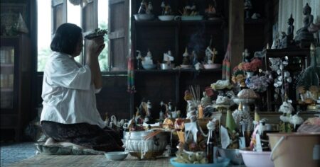 Sexta-Feira 13: 6 opções de terror para todos os gostos; confira Cena do filme A Médium mostra mulher realizando ritual espiritual em altar com objetos religiosos e incensos em ambiente doméstico; um dos filmes de terror indicados para a sexta-feira 13